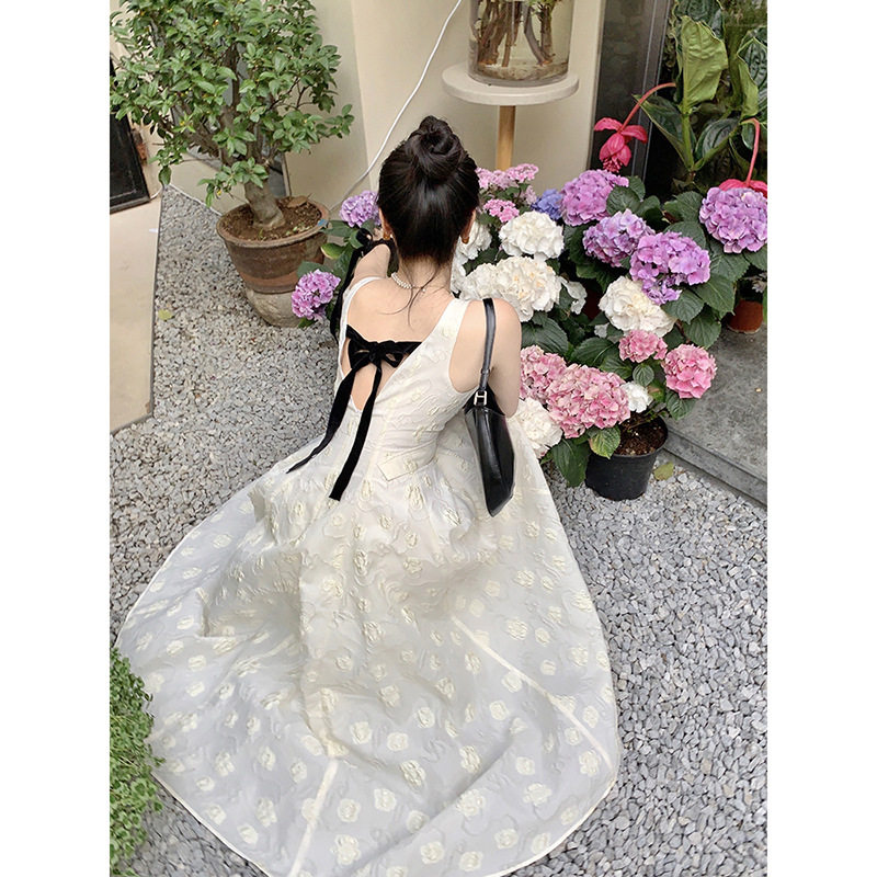 Sanya Sea Resort Beach Beach Baishan Tea First Love Female New High Waist and Skin White Dew Dress