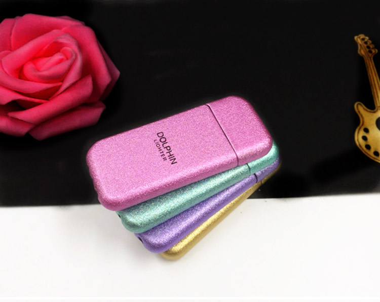 Đàn ông và phụ nữ cá tính mini bơm hơi nhẹ kim loại siêu mỏng lửa mở bánh xe đá lửa nhẹ chữ sáng tạo bật lửa cricket