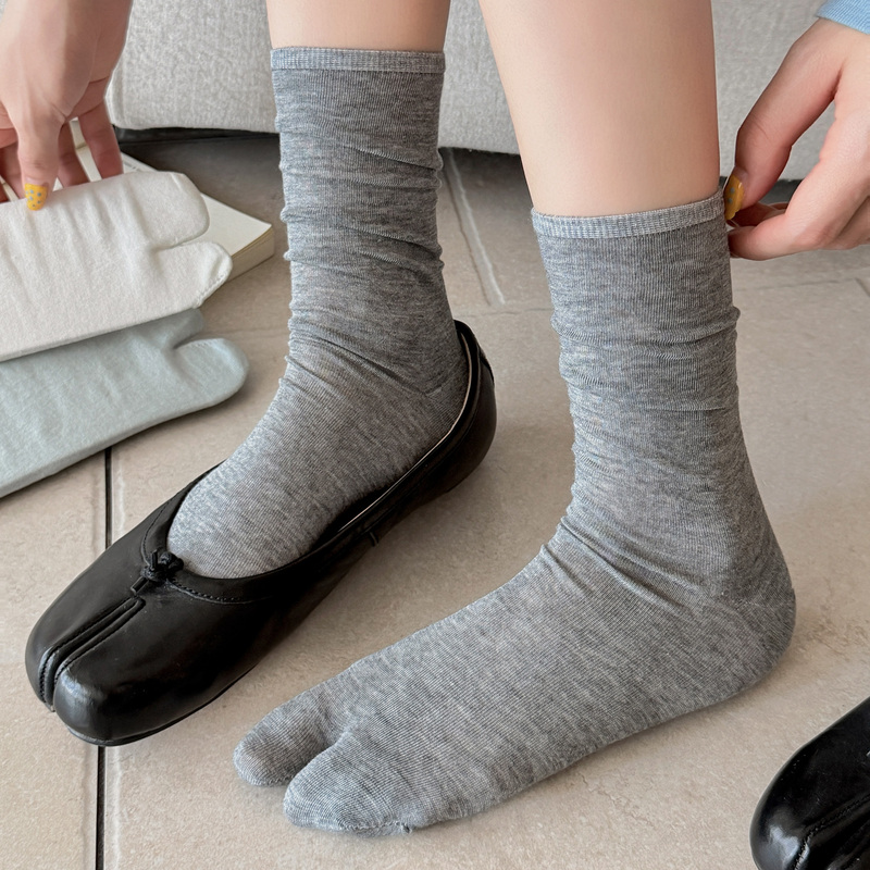 Summer Thin Split-Toe Sheepskin Socks for Women, Made of Mulberry Silk, Cool and Comfortable, Miu Style, Gray Two-Toe Slouch Socks, Solid Color Pigskin Socks Summer Thin Split-Toe Sheepskin Socks for Women, Made of Mulberry Silk, Cool and Comfortable, Miu Style, Gray Two-Toe Slouch Socks, Solid Color Pigskin Socks