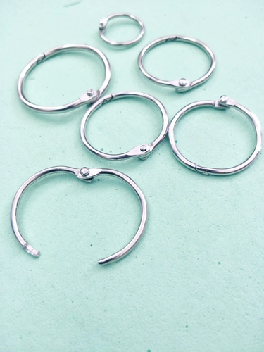 КЛЮЧЕВЫЕ КНИГА КРУГОВЫЕ СТРАНИЦЫ LIVE Circle Circle Vinging Circle Бронирование круга железного круга Рекламная плавка Sling Flag