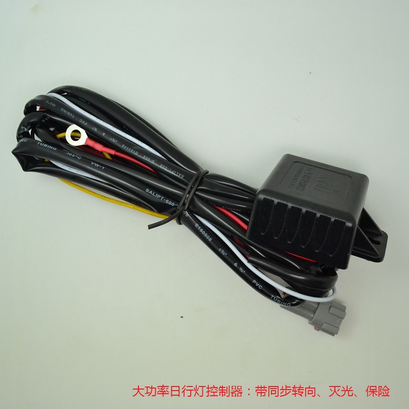 Automotive LED daytime running light driver controller 12V output connected to ACC with living room light dimming and extinguishing synchronous steering