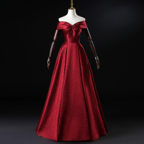 Wedding toast to the new brides with a long line of shoulders and a thin banquet host evening gown with dress and dress.