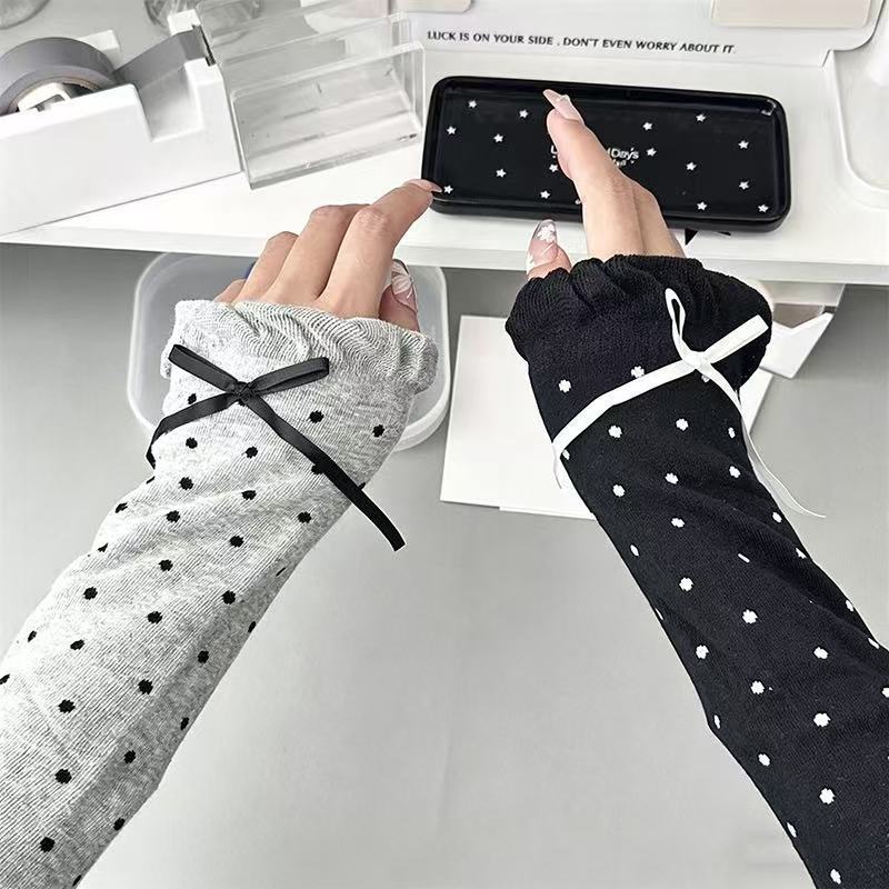Blogger's favorite summer sun protection polka dot bow sleeves, Instagram-worthy photo props, lace trim sleeves