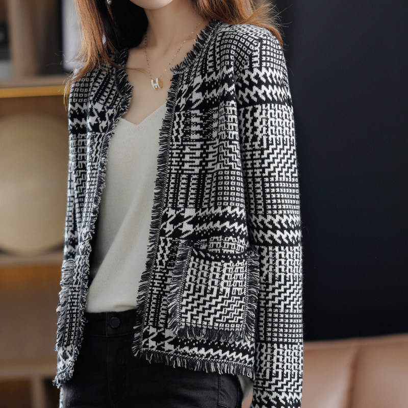 Enjoy the happiness brought by beauty 2022 autumn and winter new round neck knitted sweater loose color matching coat women