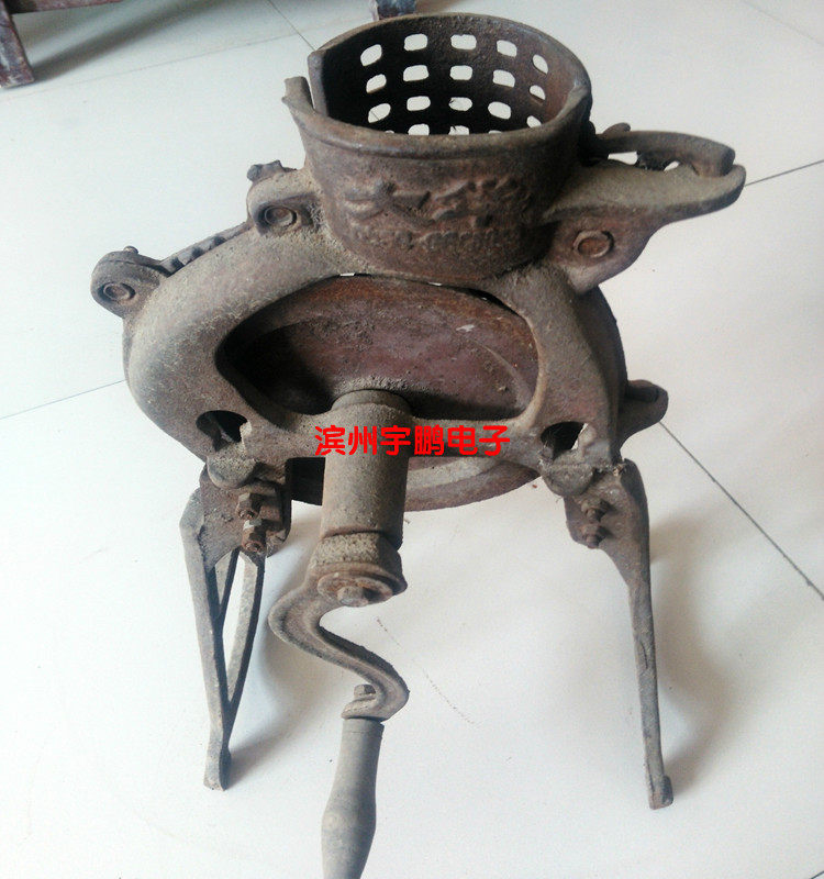 Old folk old farming tool cast iron old hand-rocked corn pulp granular nostalgia rural old object collection creative