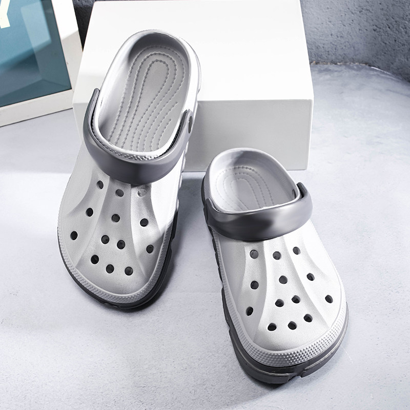 In the summer of 2020 new hole shoes men fashionably wear slippers and soft bottom trend of Korean sandal beach shoes