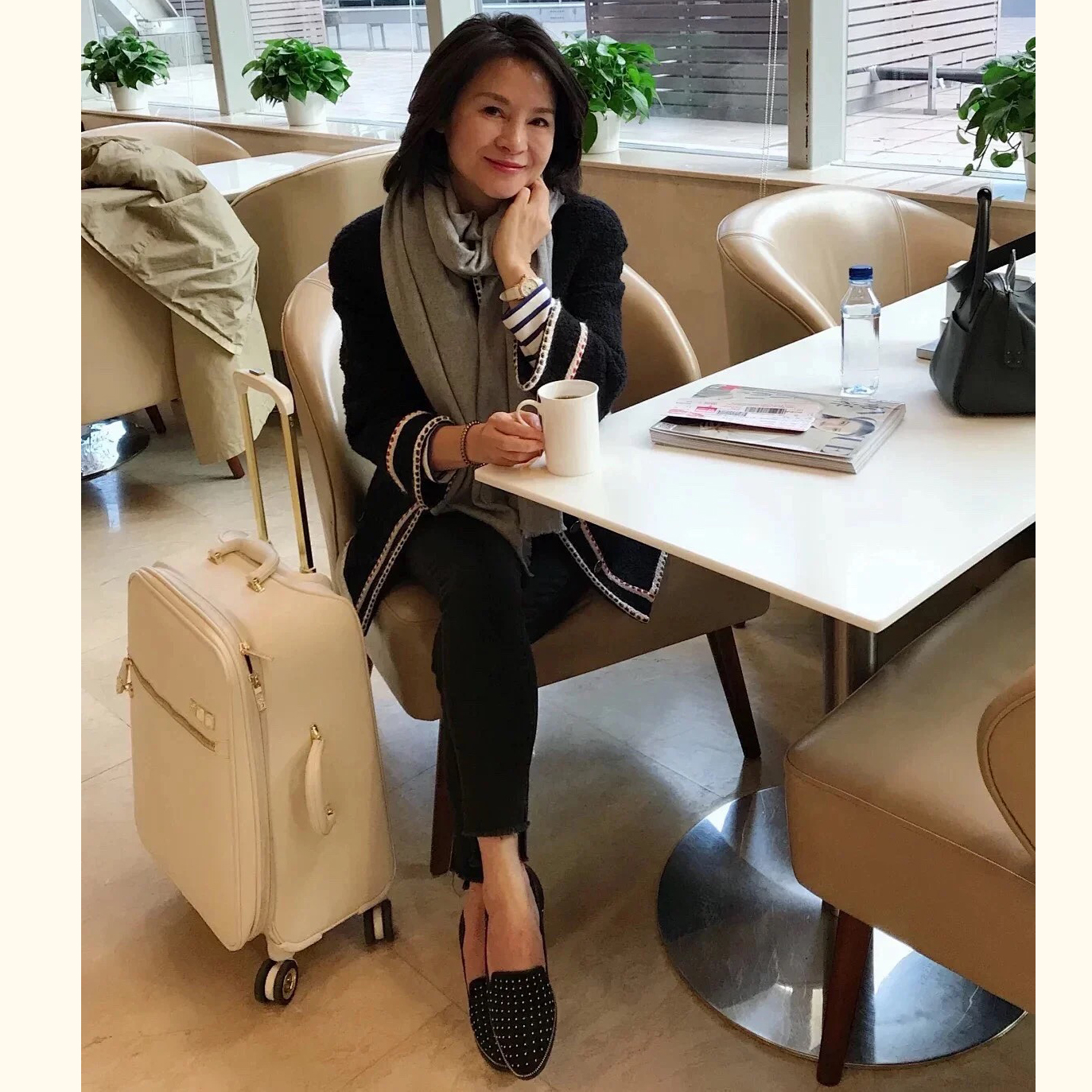 I'm a Ferris natural primary color soft thick cashmere scarf easily matched with a large shawl collar spot