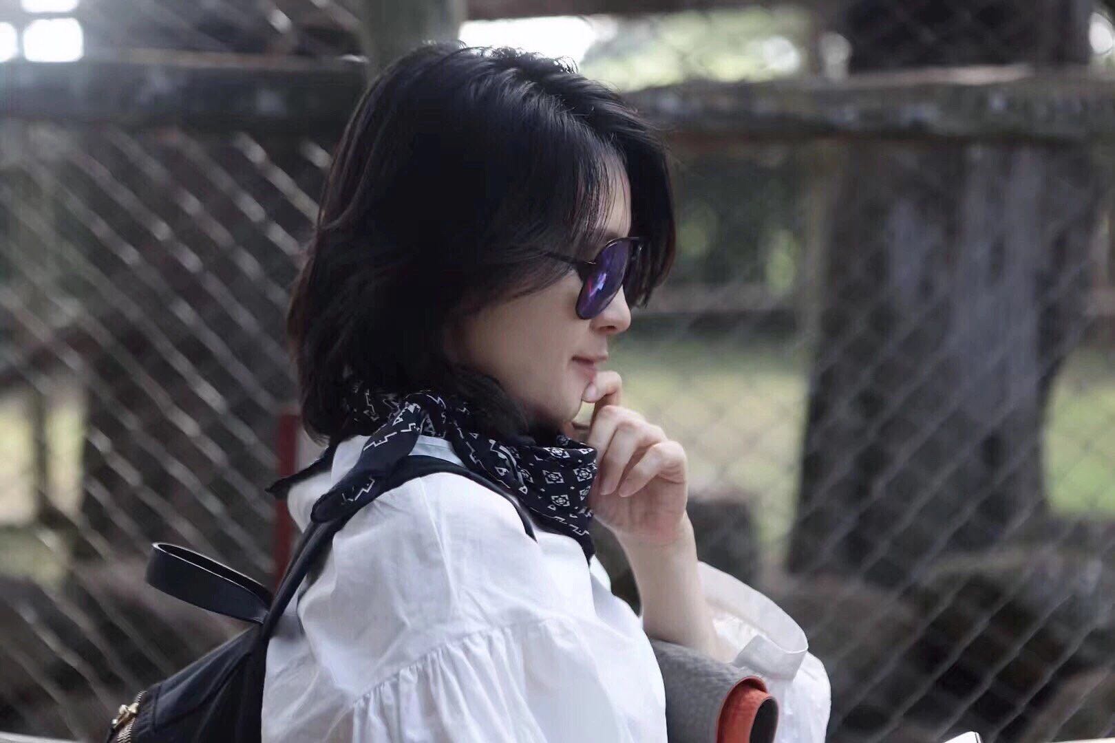 I'm a skyscraper, black-and-white printed silk stretches outdoor little square towels 100 hitch a refreshing street temperament.