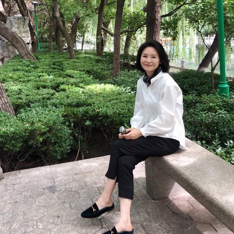 I am Capricorn White cotton shirt Niche design Loose small stand-up collar Lantern sleeves Thin long sleeve shirt