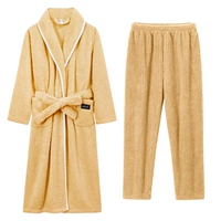 Женщинам – однотонный халат в желтую полоску с лацканами + пижама.