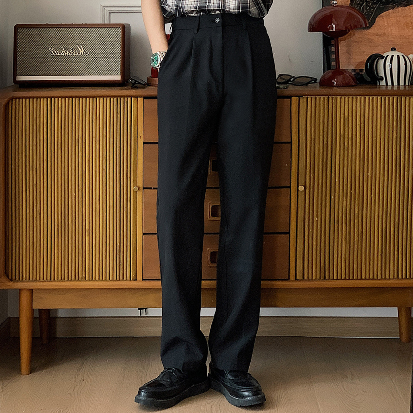 FINECUTのミニマルスタイルのメンズスーツパンツ。ゆったりとしたストレートレッグで、汎用性が高く、ビジネスフォーマルなパンツとして、スタイリッシュでハンサムな新しいスタイルです。