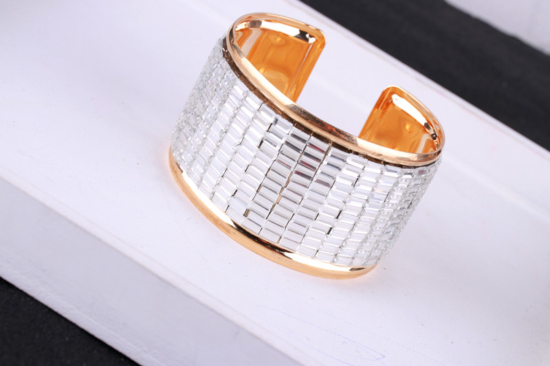 Trang trí vòng tay rộng nữ cường điệu thời trang cá tính toàn kim cương mở vòng tay cá tính Hàn Quốc mùa thu và áo len còng vòng tay gỗ trầm hương