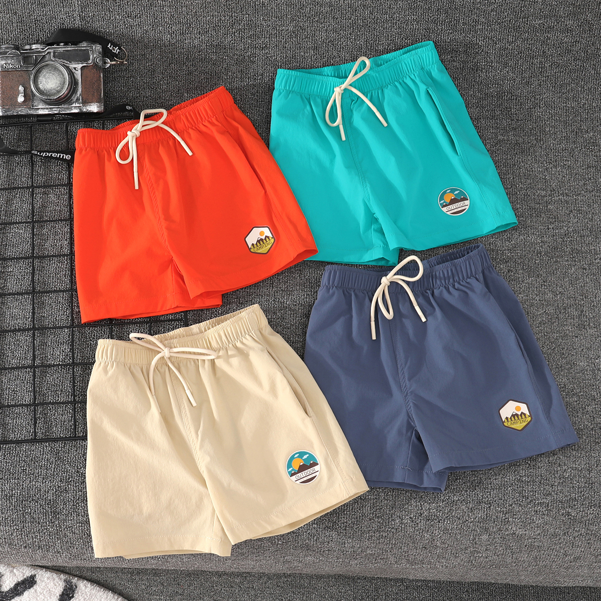 男の子の夏用速乾性ショートパンツ、伸縮性のある新しい子供用ショートパンツ、アウトドア用ビッグサイズ子供用スポーツショートパンツ、軽くて収納しやすい