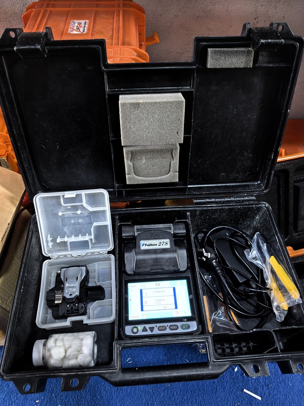 Japan's Fujikura 27S Optical Fiber Fusion Splicer, with Automatic Heating, Cutter, and Complete Tools Japan's Fujikura 27S Optical Fiber Fusion Splicer, with Automatic Heating, Cutter, and Complete Tools