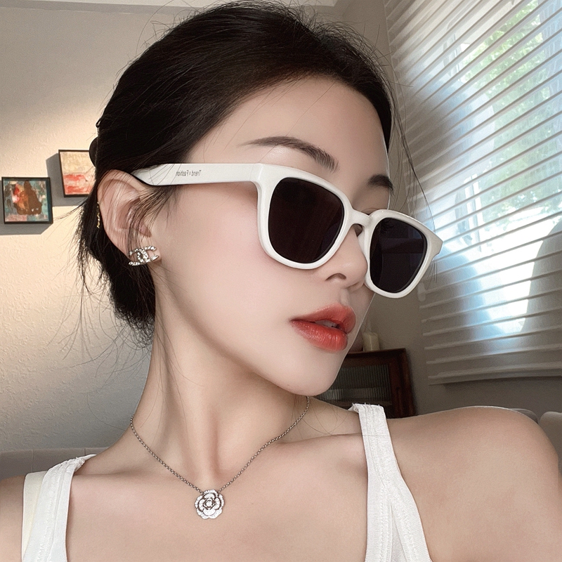 Korean Style White Square Sunglasses for Women with Round Faces, Small Frame, Retro Hot Girl Style, Uv Protection, Street Style, High-End Sunglasses for Men