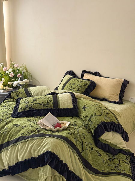 French-Style Vintage Floral Milk Velvet Four-Piece Set with Ruffled Edges, Thickened and Fleece-Lined Duvet Cover, Coral Fleece Bed Sheet Bedding Set