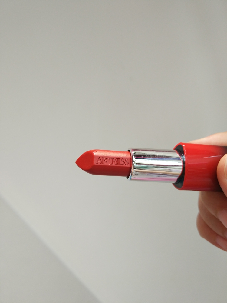 薄涂显粉，多涂正红的ARTMISS品牌口红，显气色涂上很滋润