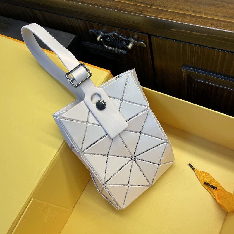 2025 Summer Limited Edition Japanese Celebrity Style Quilted Phone Bag Mini Handbag Matte Mini Tote Bag for Women