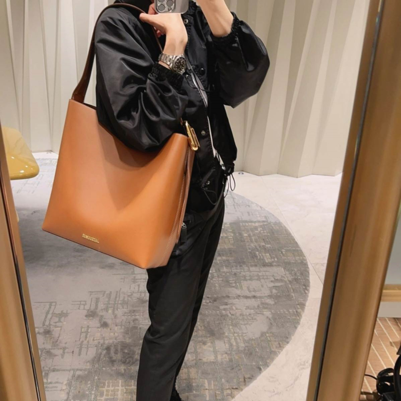 French Jacquemus Bag New Model Le Regalo Leather Wide Shoulder Strap Bucket Bag Large Capacity Commuter Shoulder Bag