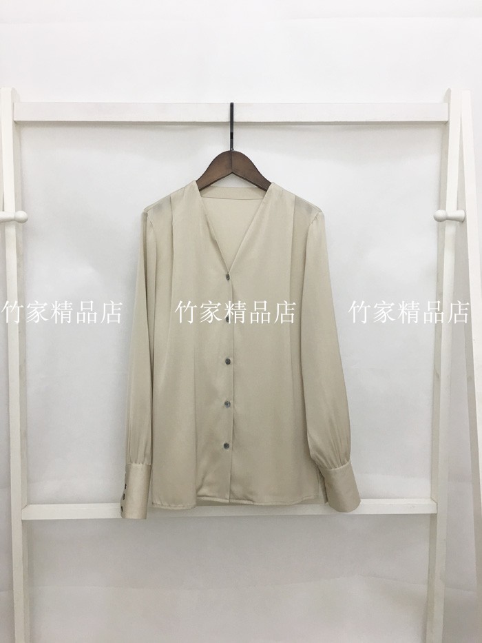 So charming Elegant and feminine Beautiful to wear commuter V-neck champagne color buttoned shirt