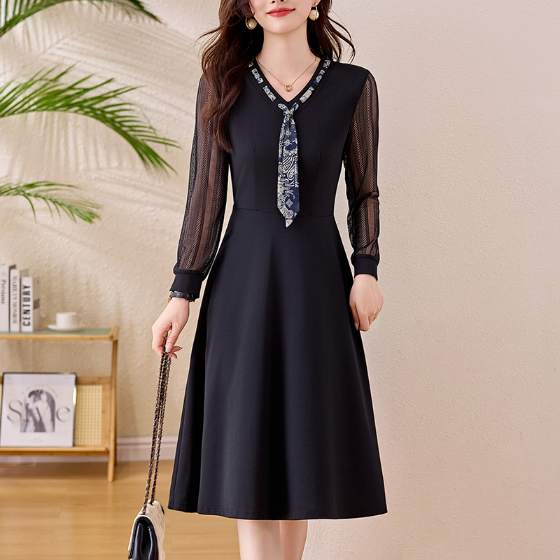Elegant Hollow-Out Lace Patchwork Long-Sleeve Dress with a Slim Waist, Slim-Fit Mid-Length Skirt, Plus-Size Women's Clothing for Spring and Autumn