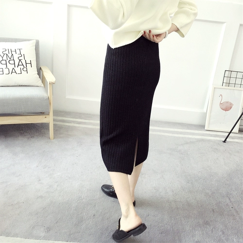 Демисезонная черная цветная шерстяная длинная трикотажная юбка, длина миди, с акцентом на бедрах, высокая талия