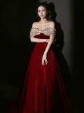 Бархатное бордовое элегантное вечернее платье, открытые плечи, изысканный стиль