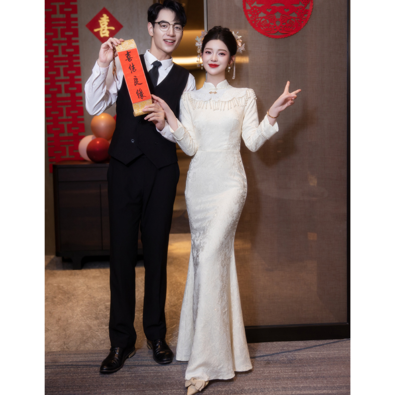 フィッシュテールチャイナトースト着用ブライダルイブニングドレス女性 2024 新しい冬長袖婚約ドレスライトウェディングドレスシャンパンカラー