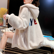 Even cap lamb wool coat woman 2022 new autumn and winter foreign air fashion letters loose and thickened and thickened cardiovercoat