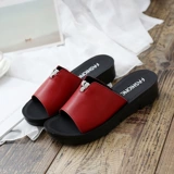 Летние тапочки для матери, нескользящие модные слайдеры, мягкая подошва, для среднего возраста, из натуральной кожи