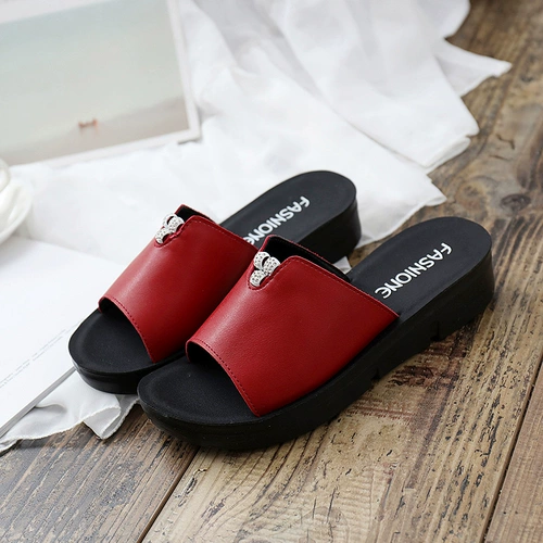 Летние тапочки для матери, нескользящие модные слайдеры, мягкая подошва, для среднего возраста, из натуральной кожи