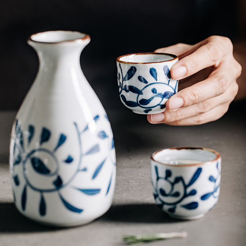 Creative uncaria wine cup of liquor clear glass Japanese household wine set a small handleless wine cup hip flask ceramic wine
