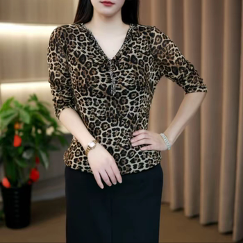 ເສື້ອຍືດຄໍ v-neck leopard ໃໝ່ ລະດູໃບໄມ້ຫຼົ່ນພິມເສື້ອຍືດແຂນຍາວຕາຫນ່າງກະທັດຮັດແລະສະຫງ່າງາມ slimming ຫຼຸດຜ່ອນອາຍຸ, ເສື້ອຍືດທີ່ມີອະເນກປະສົງ