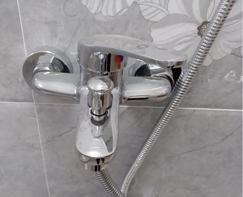 Shower water mixing valve hot and cold Ming clothes thermostatic shower head shower nozzle bathroom mixing valve switch triple tap