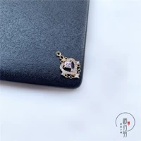 Светло-фиолетовый, около 15*22 мм.