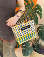 Средний белый фон, синий и оранжевый. Следуйте и собирайте, чтобы получить случайный кулон.