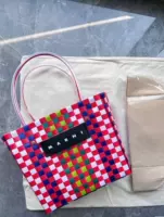 Квадратная слива красная