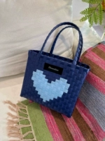 Среднее синее сердце с синим фоном. Соберите и купите бесплатно кулон из мехового шарика.