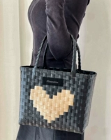 Белое сердце любви среднего размера на черном фоне. Соберите и купите бесплатно кулон из мехового шарика.