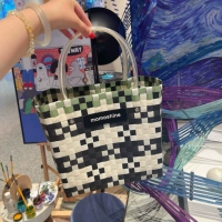 Пластиковая трубка темно-зеленого цвета. Соберите и купите бесплатно кулон из мехового шарика.