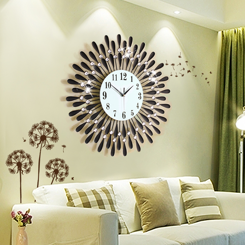 золотой час на стене. необычные часы на стену. свет из окна. дизайнерские часы на стену. настенные часы karlsson ka5363.