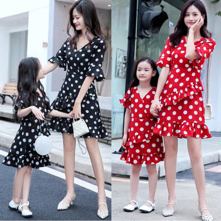 Net red popular parent-child clothing 2022 spring, summer and autumn new wave point slim slim dress mother and daughter children's clothing trend