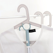 The familys telescopic clothes bar clothes fork hanging clothes