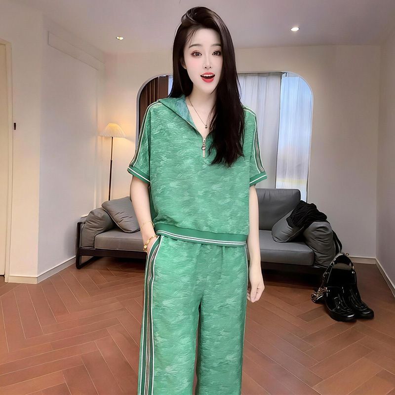 2026 Summer Printed Short-Sleeved Hoodie and Casual Pants Set, Relaxed Style, Age-Reducing Green Sports Two-Piece Set