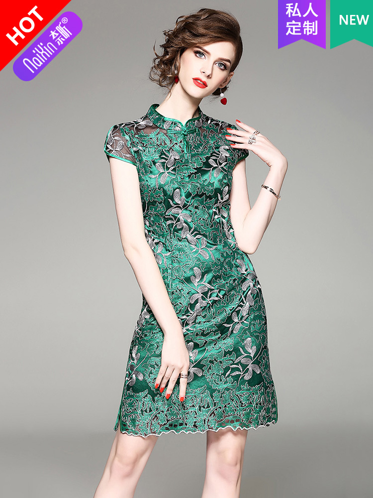 奈昕 Red cheongsam for mother, suitable for teen, with embroidery