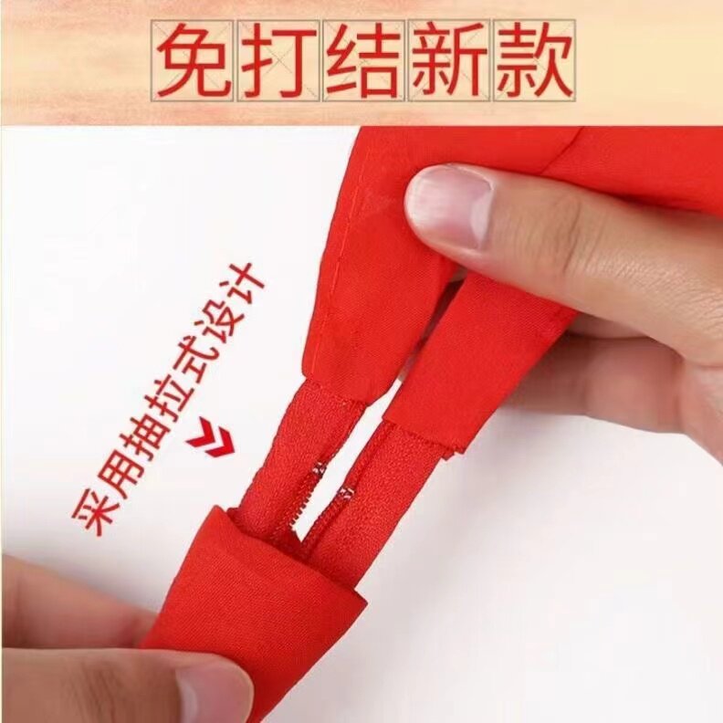 赤いスカーフの襟をつけた子供用アカデミーでは、小学生向けのチェーンが支給され、無料で利用でき、標準的な結び方で結ぶことができる。