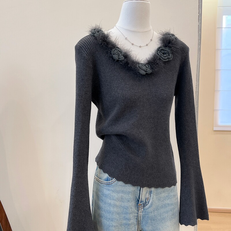 Hangzhou Sijiqing High-End Bell-Sleeve Knitted Egg-Patterned Base Shirt That Can Be Worn as an Outer Layer with Floral Feather V-Neck Top Hangzhou Sijiqing High-End Bell-Sleeve Knitted Egg-Patterned Base Shirt That Can Be Worn as an Outer Layer with Floral Feather V-Neck Top