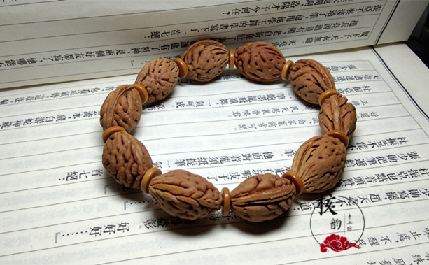 Wild hairy peach core hand string text play small peach core men and women old man hand string text play open evil body protection peach Hu