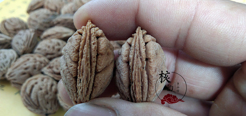 Peach core skull head Arhat head carving material DIY play hand-held big peach hu drum belly high-density winter honey peach core