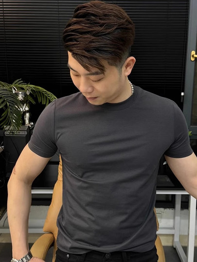 Rein schwarzes, kurzärmliges Herren-T-Shirt mit schmaler Manschette und kleinem Ausschnitt, trendige Fitness-Sport-Freizeitoberteile